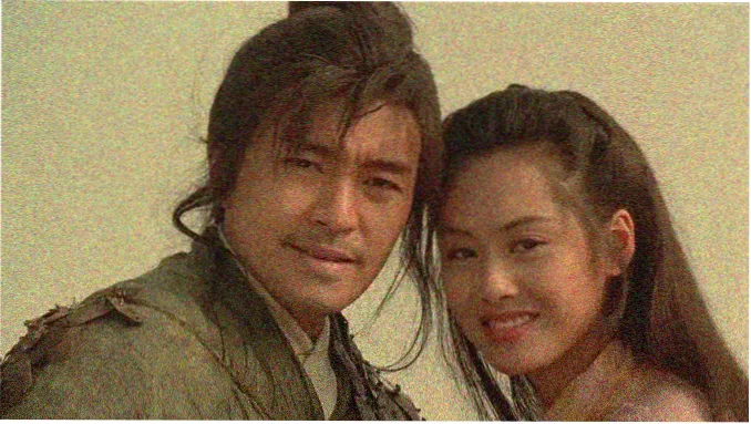 美丽的妈妈在晨光中整理窗台花束